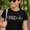 Audi logo i srce na majici, moderna sportska odjeća, idealna za ljude koji vode aktivan život.