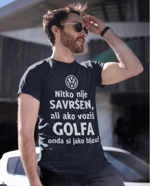 Auto majica s tiskom, savršen za ljubitelje vozila i auto entuzijaste.