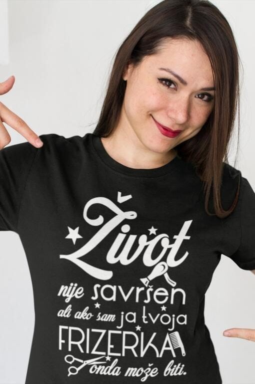 Frizerska majica s kreativnim tekstom za duhovitu i jedinstvenu osobnu poruku.