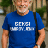 Seksi umirovljenik na urbanom izletu u modnoj majici sa sloganom.