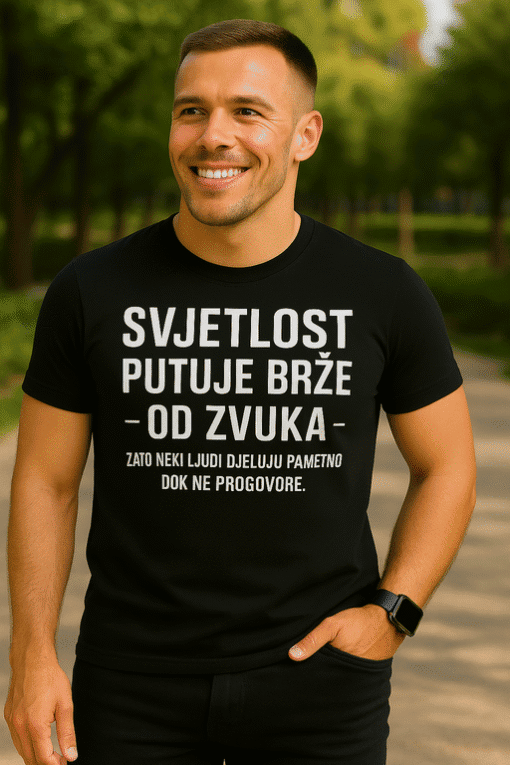 Svjetlosni majica optima za personalizirani tisak i promociju brenda.