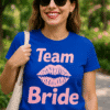 1. Ženska u plavoj majici s natpisom "Team Bride" i ružičastim usnama, sunčane naočale.