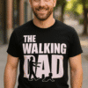 Šalica s potpisom "The Walking Dad" na crnoj majici, urbani stil, idealno za roditelje i obitelj.