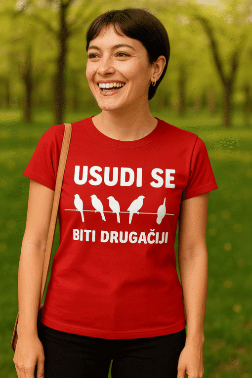 Stilska majica s porukom za opuštenu i ležernu odjeću za dnevne aktivnosti.