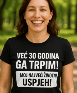Ženska u crnoj majici s motivacijskim tekstom, prirodna pozadina, osmijeh, outdoor, optima personalizirane majice, inspiracija.