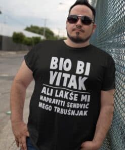 Crno majica s natpisom Lifestyle i humor na ulici.