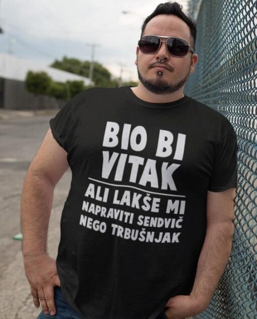 Crno majica s natpisom Lifestyle i humor na ulici.