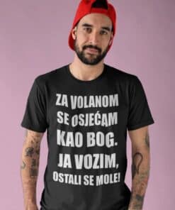 1. Moderna majica s natpisom za ljubitelje uličnog stila i sportske mode.