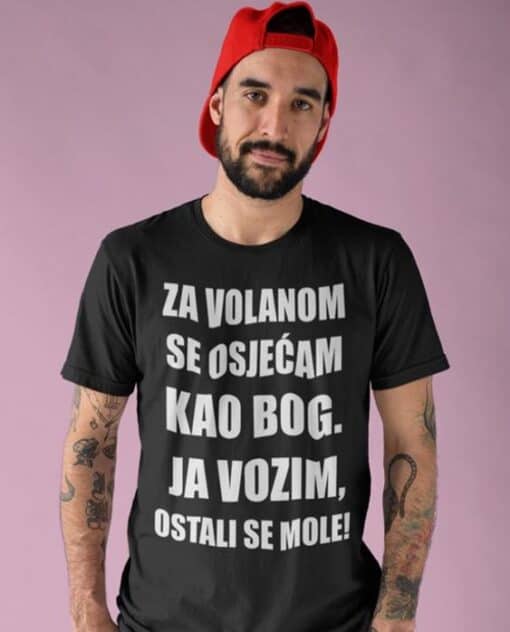 1. Moderna majica s natpisom za ljubitelje uličnog stila i sportske mode.