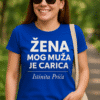 Žena u plavoj majici s natpisom, savršeno za promotivne i personalizirane majice.