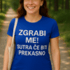 Zraka majica s porukom, dizajnirana za optime, udobna i moderna, savršena za otvorene aktivnosti.