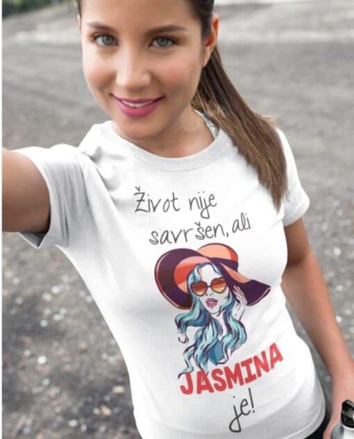 Ljetna djevojka u personaliziranoj majici s printom za opuštenu modnu kombinaciju.