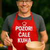 Kuhar s natpisom POZOR! ČALE KUHA, u crvenoj kecelj i šeširu, s drvenom žlicom i zdjelom.