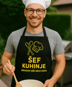 Kuhar u kuhinji s majicom za kuhanje, topliji i prikladan za profesionalne kuhinje.