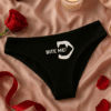 Stražnji ALT tekst: Donje rublje s printom "Bite Me!" za odvažne i zabavne prigode.