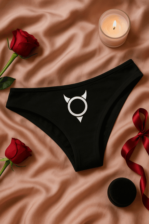 Oznaka ALT: Crne muške gaćice s bijelim dizajnom, idealne za modni statement.