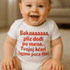 Beba na slici nosi majicu s humorističnim natpisom za dječje majice.