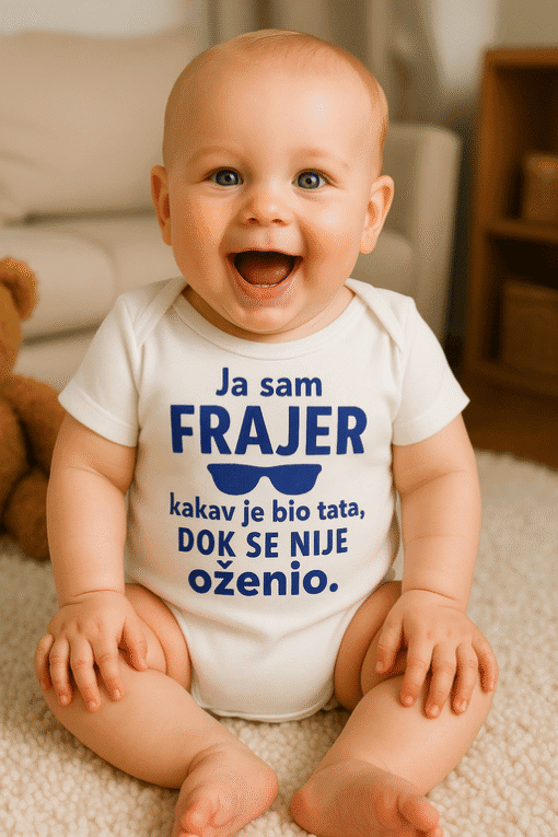 Vesela beba u bodiju s tekstom za rođendan, prikazuje sreću i humor.