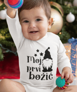 Srecna beba u božićnoj odjevnoj kolekciji s natpisom "Moj prvi božić".
