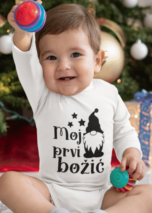 Srecna beba u božićnoj odjevnoj kolekciji s natpisom "Moj prvi božić".