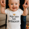 - Slika djevojčice u bodiju s natpisom "Nije lako biti princeza" i kraljevićem na glavi, od Top-majice.hr.