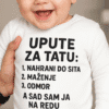 Nasmiješeno dijete u bijeloj majici s humorističnim natpisom za tatu.