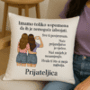 Ženska drži ukrasnu jastučnicu s porukom o prijateljstvu, idealno za osobni poklon ili dekoraciju doma.