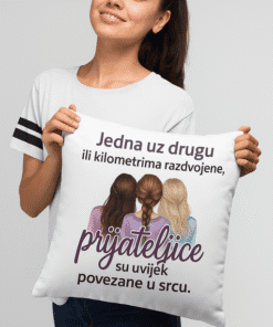 Lijepa djevojka drži jastuk s motivacijskim citatom o prijateljstvu, idealno za personalizirane majice i tekstilne proizvode.