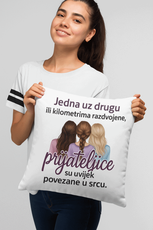 Lijepa djevojka drži jastuk s motivacijskim citatom o prijateljstvu, idealno za personalizirane majice i tekstilne proizvode.