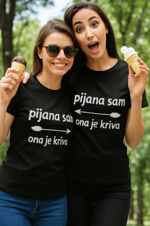 1. Dva prijatelja u crnim majicama s humorističnim porukama, uživaju u šetnji u prirodi.