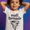 Kao alt tekst: Dijete u majici s tornado motivom, u prilagođenom dizajnu za optima.
