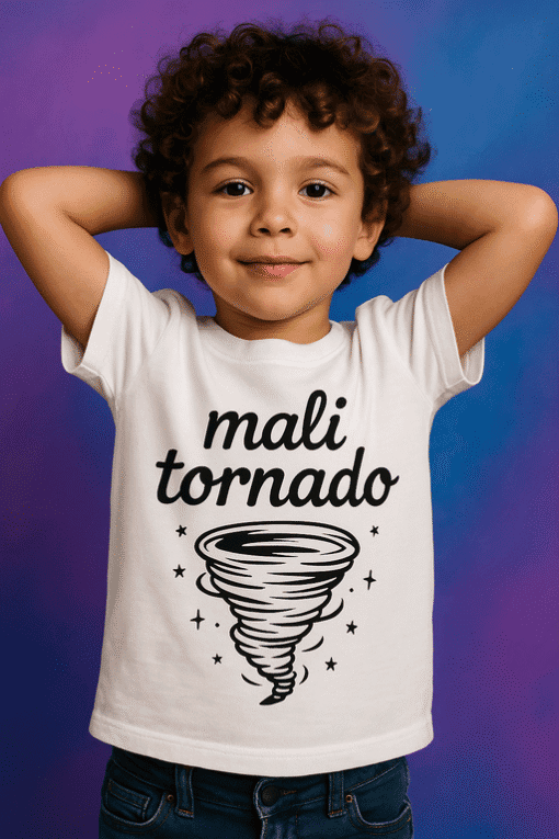 Kao alt tekst: Dijete u majici s tornado motivom, u prilagođenom dizajnu za optima.