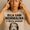 Bela majica s humorističnim natpisom o zamoru roditeljskog posla.