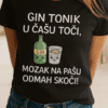 Svijetla ženska majica s humornim motivom i natpisom o gin toniku, idealna za casual nošenje.