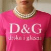 D&G majica s porukom "drska i glasna" za moderne i originalne stilske izraze.