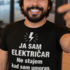 - Ručno tiskana majica električara s motivom i porukom za fanove struke.