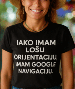 Velika žena s osmijehom nosi crnu majicu s natpisom za optima, prolazi centrom s bojama u pozadini.