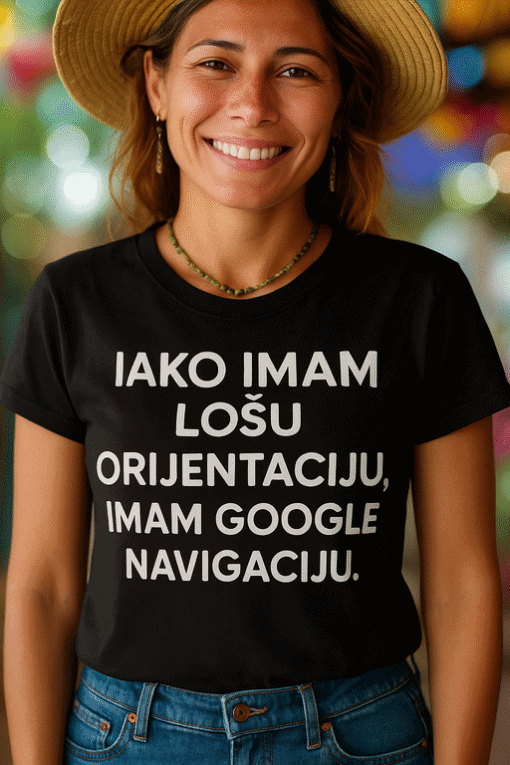 Velika žena s osmijehom nosi crnu majicu s natpisom za optima, prolazi centrom s bojama u pozadini.