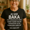1. Žena s majicom "Ja sam baka", zabavna poruka, optima uljepšava svakodnevicu.