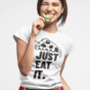 Ukrasna majica s natpisom Just Eat It, moderna djevojka s pizzom, casual stil, idealno za svijet hrane i majice za ljubitelje pizze.