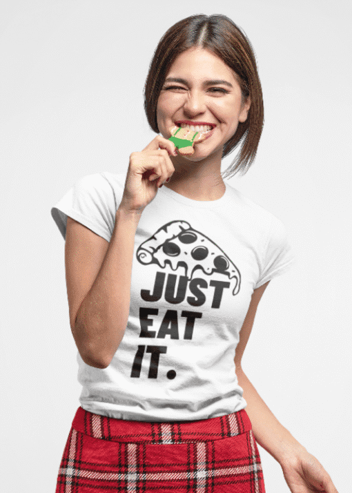 Ukrasna majica s natpisom Just Eat It, moderna djevojka s pizzom, casual stil, idealno za svijet hrane i majice za ljubitelje pizze.