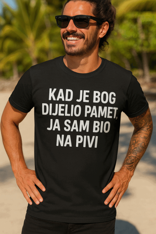 1. Muška majica s natpisom, savršena za ljeto i opušteni stil.