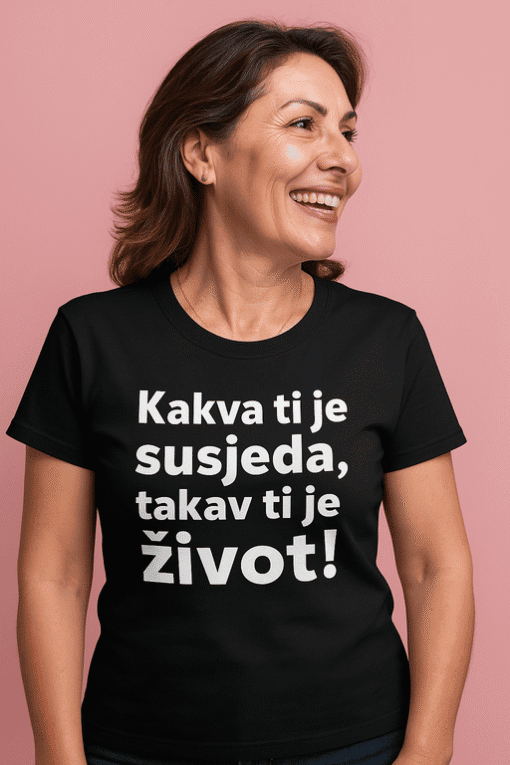 Osoba nosi crnu majicu s bijelim tekstom, poruka o prijateljstvu, modne majice u optima.