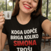 Nespecificirano, slikovni opis nepoznate osobe, smiješna majica s tekstom, kava, moderna interijerska pozadina.
