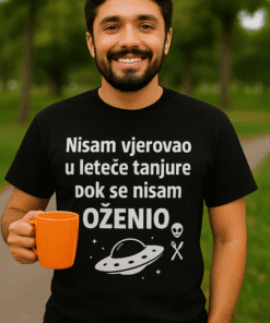 Ljubičasta majica s veselim natpisom o vanzemaljcima i svemiru za ljubitelje planeta i sci-fi sadržaja.