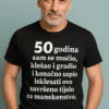1. Muškarac u crnoj majici s tekstom za 50. obljetnicu na plavoj pozadini.