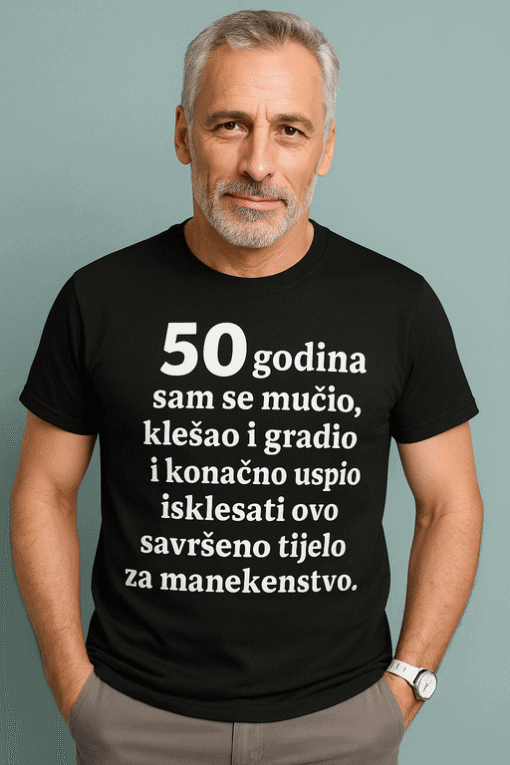 1. Muškarac u crnoj majici s tekstom za 50. obljetnicu na plavoj pozadini.