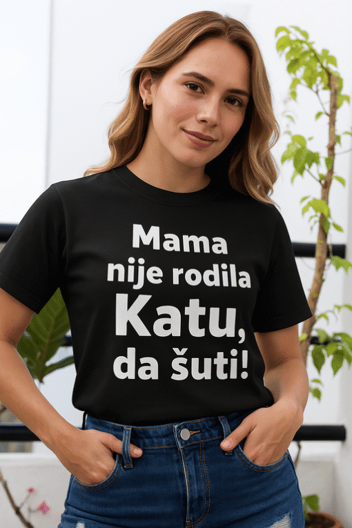 1. Ženska u crnoj majici s natpisom, personalizirano majice za žene, optima print.