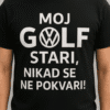 Volkswagen majica s porukom, odlično za sportske i svakodnevne outfite. Idealno za ljubitelje Golfa i marke Volkswagen.