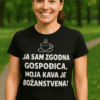 Prilagođena majica s natpisom za ljubitelje kave i humor, visokog kvaliteta tiska za optimalnu vidljivost.